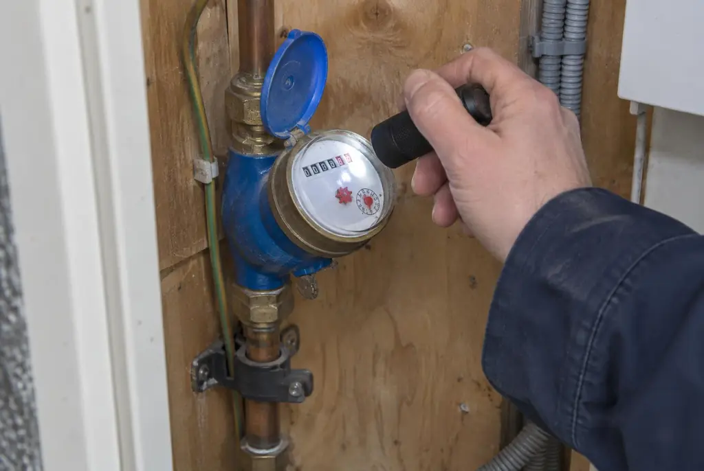 Lekdetectie Kampen – watermeter in de meterkast controleren met een zaklamp